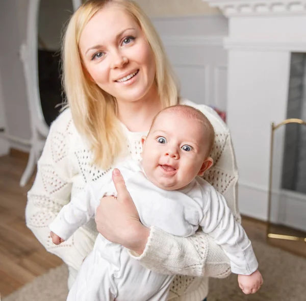 Familia feliz. Una madre joven juega con su hijo pequeño  . — Foto de Stock