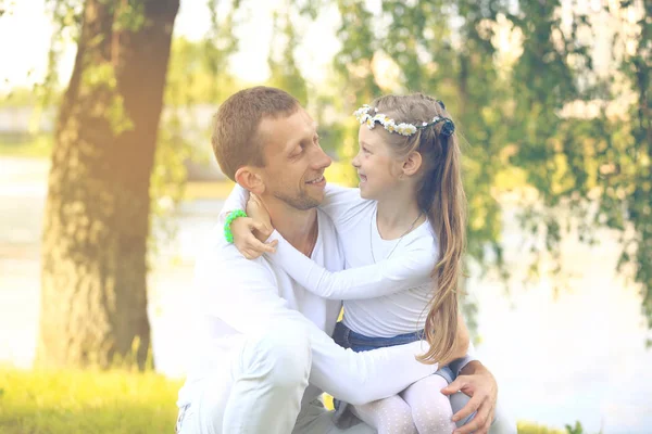 Glücklicher Vater mit Tochter im Sommerpark — Stockfoto