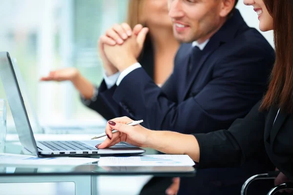 Geschäftsteam im Büro vor dem offenen Laptop — Stockfoto