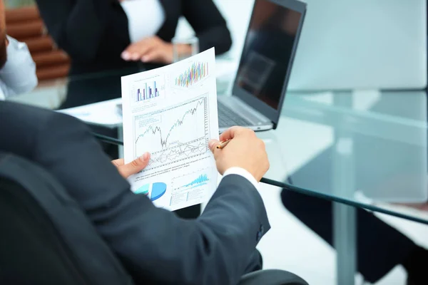 CFO looks at a graph of the financial condition of the company — Stock Photo, Image