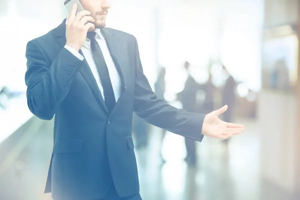 Poradenství po telefonu. Poradce mluví klientovi na smartphone — Stock fotografie