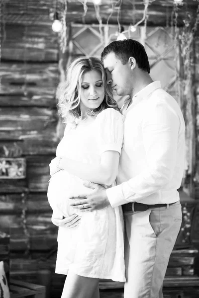 Glückliche schwangere Frau und ihr liebender Ehemann. Schwarz-Weiß-Foto — Stockfoto