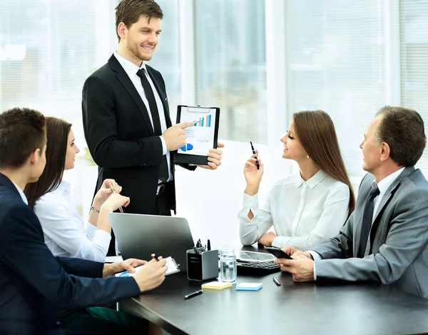 Succesvol zakenman en zijn team zakelijke bijeenkomst — Stockfoto