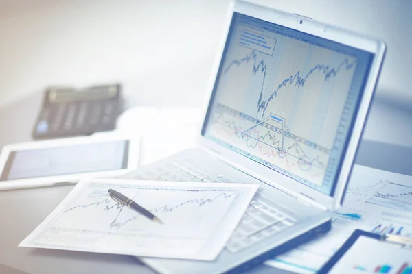 Businessman analyzing investment charts with laptop. Accounting — Stock Photo, Image