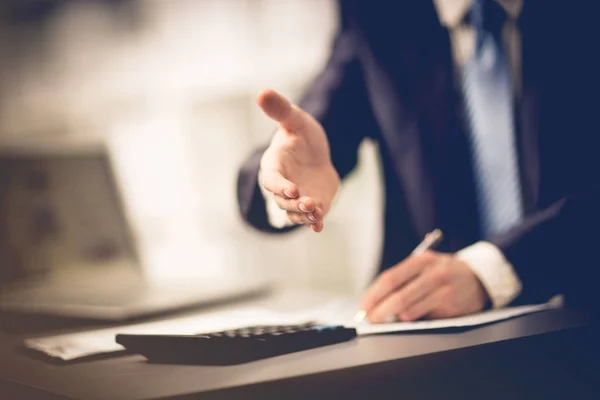 Porträt eines erfolgreichen Geschäftsmannes, der Hand anlegt — Stockfoto