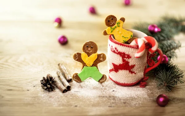 Karácsonyi bögre karácsonyi díszek és a cookie-kat, az alakja egy ember, egy fából készült háttér — Stock Fotó