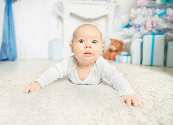 Menino bonito feliz na véspera de Natal — Fotografia de Stock