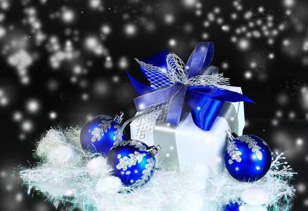 Compras de Navidad con decoraciones festivas en el fondo nocturno — Foto de Stock