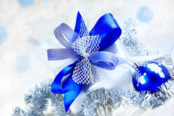 Χριστούγεννα. δώρο διακοπών σε ένα όμορφο πακέτο και μπλε γυαλί — Φωτογραφία Αρχείου