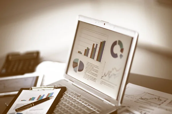 Biznesmen analizowania wykresów inwestycji z laptopa. rachunkowości — Zdjęcie stockowe