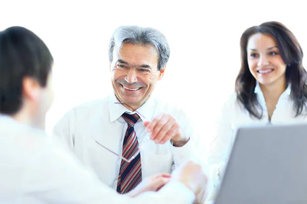 Business team van drie zitten in kantoor en planning van werkzaamheden Stockfoto