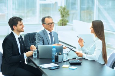 iş yeri için işbirliği planı görüşmek üzere iş ortakları 