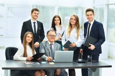 başarılı bir iş adamı ve iş ekibi modern bir ofis