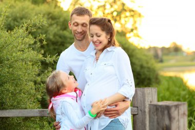 mutlu aile baba anne ve kızı parkta rahatlatıcı