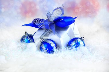 Noel. tatil hediye bir güzel paketi ve mavi cam ba