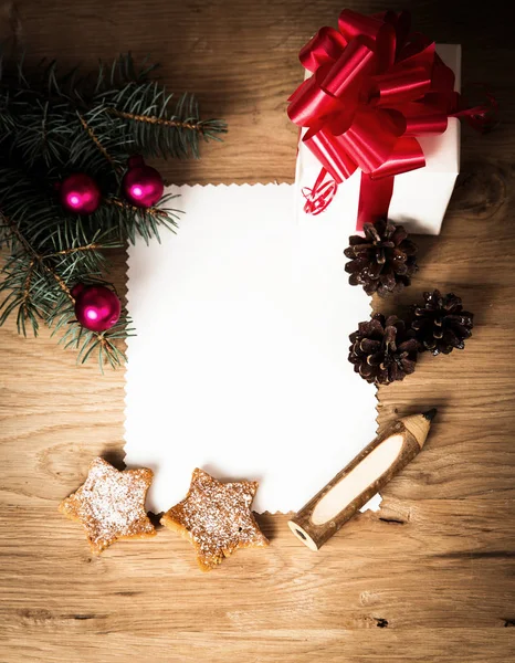 Tarjeta de Navidad: en blanco, regalo rural vintage y rama de árbol de Navidad sobre fondo de madera con regalo —  Fotos de Stock