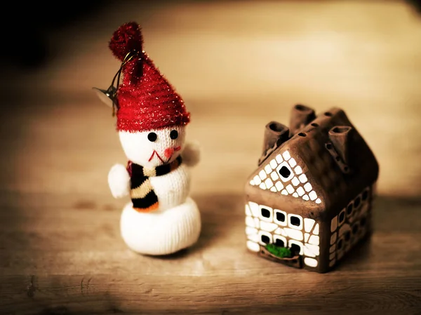 Casa de jengibre más y encantador muñeco de nieve hecho a mano —  Fotos de Stock