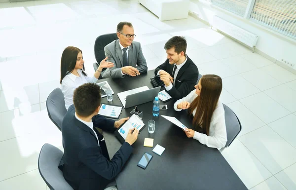 Uomo d'affari di successo e la sua riunione di business team — Foto Stock