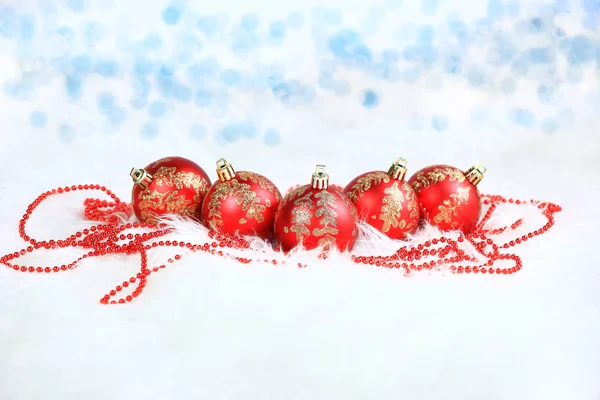 Χριστούγεννα. κόκκινο γυάλινες μπάλες με στολίδι σε εορταστική φόντο — Φωτογραφία Αρχείου