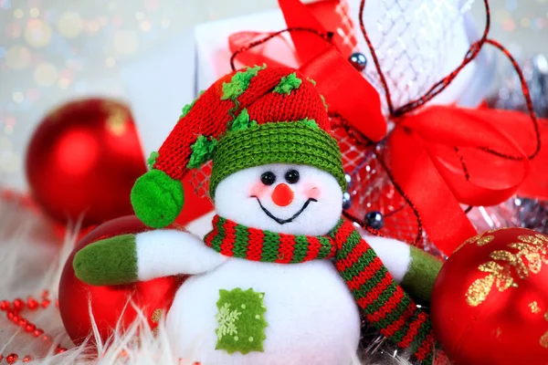 Boneco de neve engraçado no fundo de decorações de Natal — Fotografia de Stock