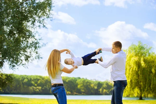 Happy mother, father and son on a walk on a Sunny day — стоковое фото