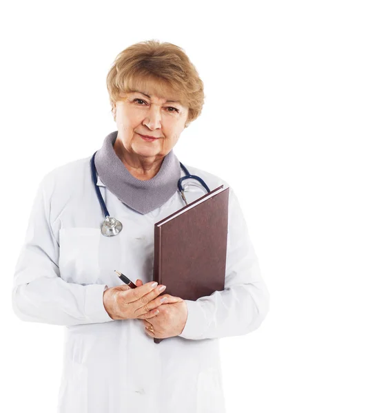 Посміхаючись медичній жінці-лікарю. Ізольовані на білому тлі — стокове фото