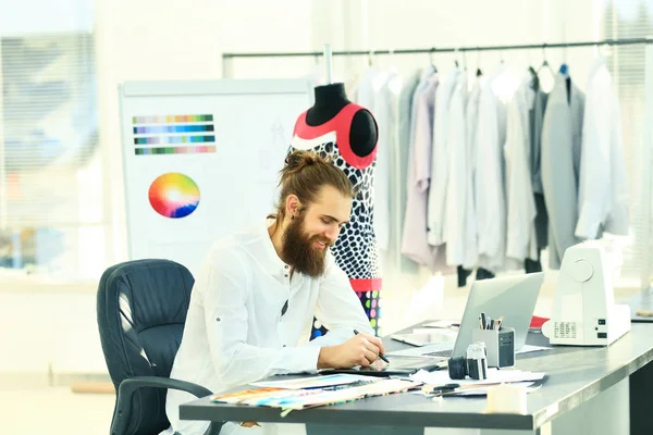 Moda moderna desenhistas desenhos de moda em estúdio criativo — Fotografia de Stock