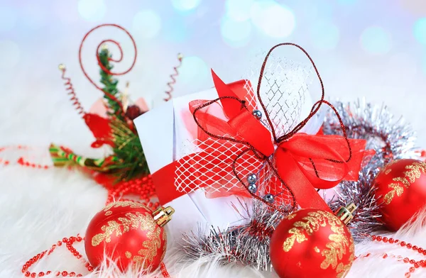 红球蝴蝶结的圣诞礼物 — 图库照片