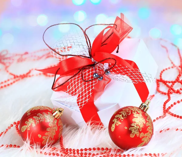 Regalo di Natale con fiocco palle rosse — Foto Stock