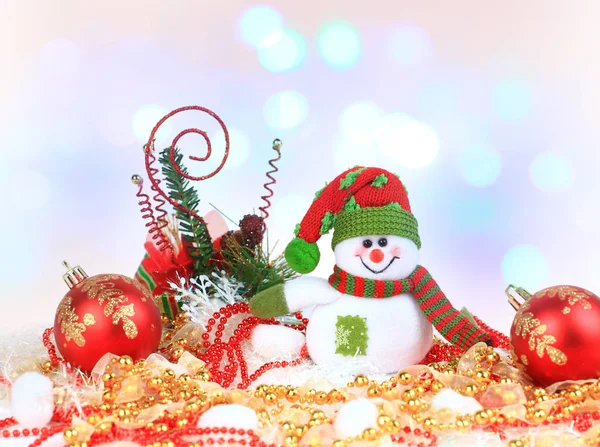 Pupazzo di neve festivo con sfondo luce di Natale — Foto Stock