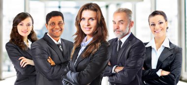 Bir grup iş adamıyla takım çalışması ve ortaklık kavramı