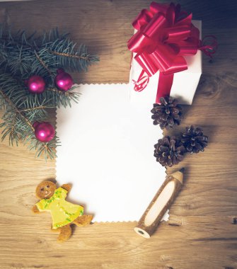 Noel kartı: boş, vintage kırsal Hediyelik ve hediye ile ahşap arka plan üzerinde Noel ağacı dalı