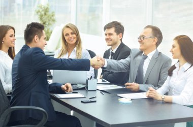 İş toplantısı masa ve karşılıklı iş ortakları