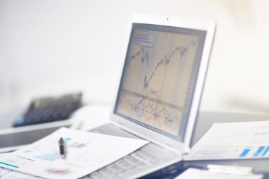 dizüstü bilgisayar ile yatırım grafikleri analiz bir iş adamı. muhasebe