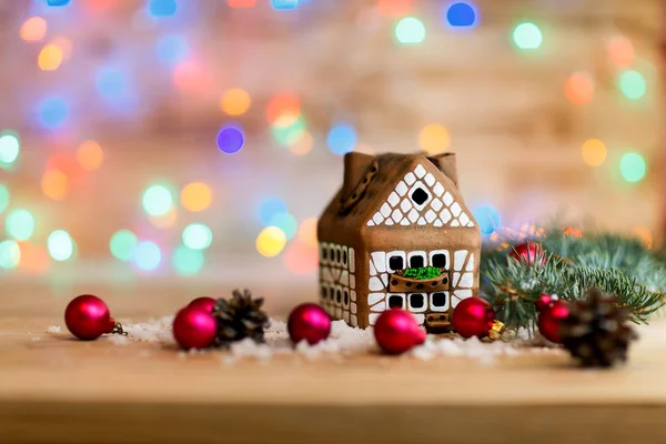 美しいジンジャーブレッドハウスとお祝いのクリスマスの装飾 — ストック写真