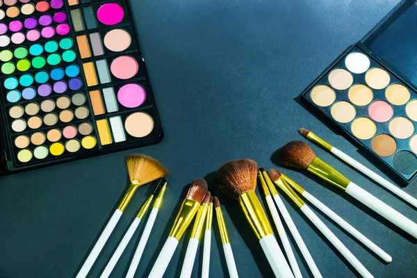 Цветная палитра макияжа с кистью, цветной фильтр — стоковое фото