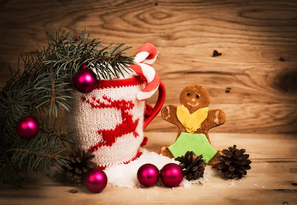 Karácsonyi bögre karácsonyi díszek és a cookie-kat a fából készült háttér — Stock Fotó