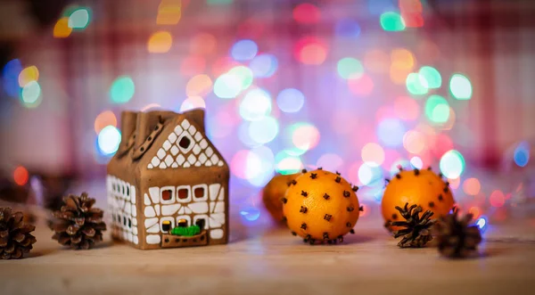Kerst peperkoek huis, prachtig gedecoreerd met sinaasappelen — Stockfoto