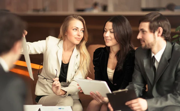 Un grupo de empresarios exitosos. Debate sobre la importancia — Foto de Stock