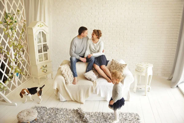Casal feliz no sofá-cama na sala de estar . — Fotografia de Stock