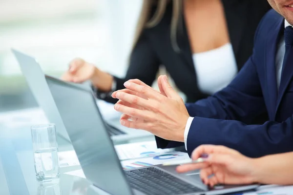 Equipe de negócios amigável em uma mesa no escritório — Fotografia de Stock