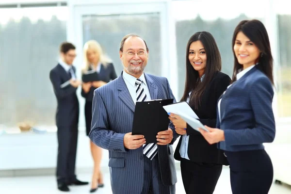 Equipo empresarial exitoso con documento en el fondo de la oficina —  Fotos de Stock