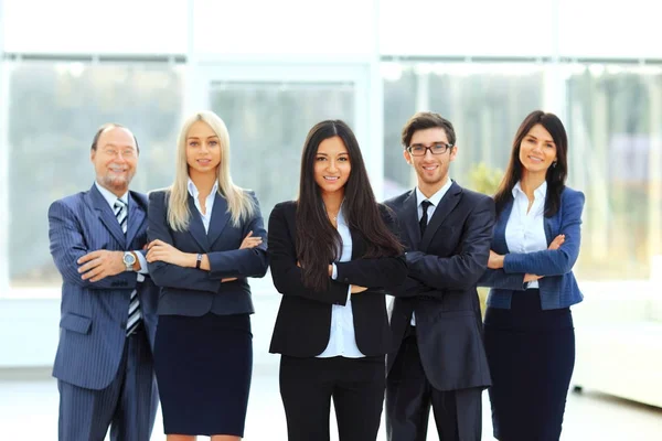Успешный и счастливый бизнес-команда на фоне офиса — стоковое фото