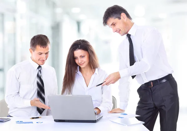 Biznes, technologia i koncepcja biura - uśmiechnięta szefowa rozmawiająca z zespołem biznesowym — Zdjęcie stockowe