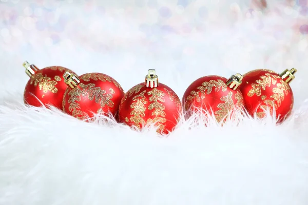 Natale. palline di vetro rosso con ornamenti su sfondo bianco — Foto Stock