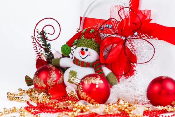 Compras de Navidad, muñeco de nieve y decoraciones navideñas sobre un fondo blanco . — Foto de Stock