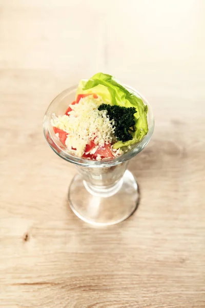 Salata-kokteyl ile tavuk ve sebze ahşap arka plan üzerinde — Stok fotoğraf