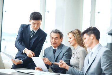 Resmi belgeler ve fikirleri tartışmak iş ortakları 