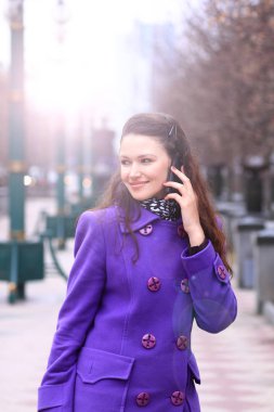  sokakta yürüyen güzel bir kız.