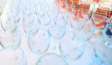 Bahçe partisinde boş şarap kadehleri